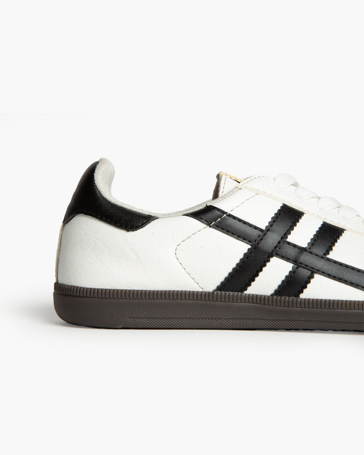 Sneaker Retro Blanco Negro M5075